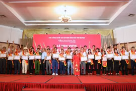 Lễ tôn vinh 100 người hiến máu tiêu biểu toàn quốc 2020. (Ảnh: Thành Đạt/TTXVN)