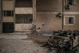 Các phương tiện bị phá hủy sau một vụ nã pháo vào khu dân cư Bab Ben Ghashir ở Tripoli, Libya ngày 9/5/2020. (Ảnh: THX/TTXVN)