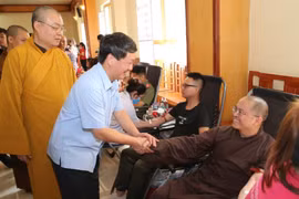 Phó Chủ tịch, Tổng thư ký Ủy ban Trung ương Mặt trận Tổ quốc Việt Nam Hầu A Lềnh động viên các chư tôn đức lãnh đạo, giảng sư tại ngày hội. (Ảnh: Văn Điệp/TTXVN)