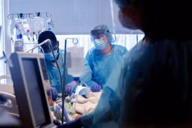 Điều trị cho bệnh nhân nhiễm COVID-19 tại bệnh viện ở Chicago, Mỹ, ngày 11/6/2020. (Nguồn: AFP/TTXVN)
