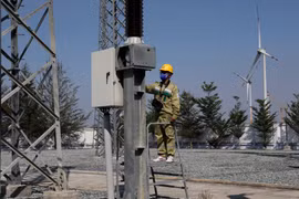 Kiểm tra vận hành trạm biến áp 220kV Tháp Chàm, giải tỏa công suất các nguồn năng lượng tái tạo trên địa bàn tỉnh Ninh Thuận. (Ảnh: Ngọc Hà/TTXVN)