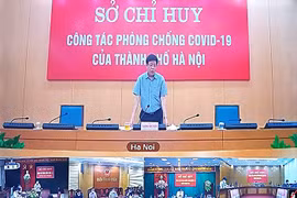 Ông Dương Đức Tuấn, Phó Chủ tịch UBND thành phố Hà Nội họp với các đơn vị về công tác phòng, chống COVID-19. (Ảnh: PV/Vietnam+)