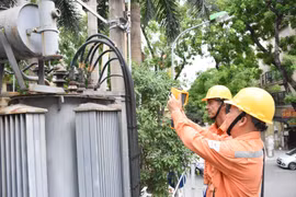 Nhân viên EVNHaNoi kiểm tra thông số vận hành đường dây. (Ảnh: TTXVN)