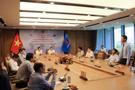 Lãnh đạo PetroVietnam và PVEP thực hiện nghi thức đón dòng khí đầu tiên giai đoạn 2A, mỏ Sử Tử Trắng. (Ảnh: PV/Vietnam+)