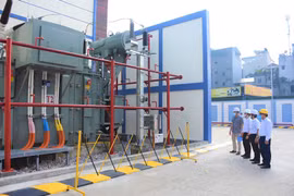 Ông Nguyễn Quang Trung ,Phó Tổng Giám đốc EVNHANOI nghiệm thu đóng điện Trạm Bắc Thành Công. (Ảnh: PV/Vietnam+)