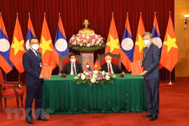 Lễ trao đổi hợp đồng bán điện giữa Tập đoàn Điện lực Việt Nam và Tập đoàn đối với cụm nhà máy thủy điện Nậm Nhương và cụm nhà máy thủy điện Nậm Mô. (Ảnh: TTXVN)