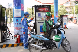 Nhân viên xăng dầu thực hiện các biện pháp phòng chống COVID-19 khi giao dịch với khách hàng. (Ảnh: Đức Duy/Vietnam+)