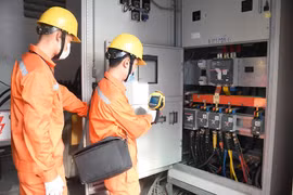 Nhân viên EVNHANOI kiểm tra các Trạm biến ám cấp điện cho các bệnh viện và cơ sở y tế. (Ảnh: PV/Vietnam+)