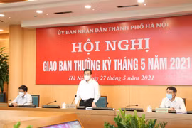 Ông Chu Ngọc Anh chủ trì phiên họp giao ban ban tập thể Ủy ban nhân dân thành phố Hà Nội tháng 5/2021. (Ảnh: PV/Vietnam+)