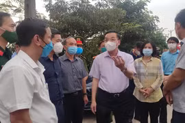 Ông Chu Ngọc Anh, Chủ tịch Ủy ban nhân dân Thành phố Hà Nội kiểm tra công tác phòng, chống dịch tại xã Kim Sơn (Gia Lâm) . (Ảnh: PV/Vietnam+)