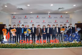 Lãnh đạo Tập đoàn Dầu khí Việt Nam chúc mừng các đơn vị. (Ảnh: Vietnam+)