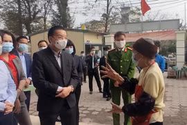 Chủ tịch Ủy ban nhân dân thành phố Hà Nội Chu Ngọc Anh kiểm tra công tác phòng, chống COVID-19. (Ảnh: PV/Vietnam+)