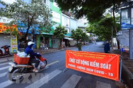 Chốt cơ động kiểm soát phòng, chống dịch COVID-19 tại phố Giáp Nhất, phường Thượng Đình, quận Thanh Xuân. (Ảnh: Tuấn Anh/TTXVN)
