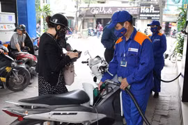 Một điểm bán xăng của Petrolimex chuẩn bị điều chỉnh giá. (Ảnh: Đức Duy/Vietnam+)