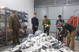 Lực lượng chức năng kiểm tra hàng hóa tại cửa hàng AE Shop Việt Nam, đường Cao Lỗ, thị trấn Đông Anh, Hà Nội. (Ảnh: Vietnam+)