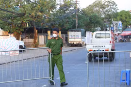 Lực lượng chức năng lập rào chắn phong tỏa chợ Long Biên. (Ảnh: TTXVN)