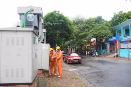 Nhân viên EVN kiểm tra hệ thống điện, sẵn sàng ứng phó với các tình huống. (Ảnh: EVNHANOI)