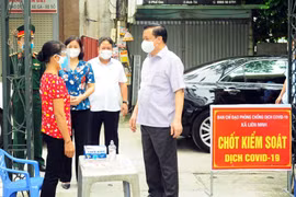 Bí thư Thành ủy Hà Nội kiểm tra công tác phòng chống dịch bệnh. (Ảnh: TTXVN)