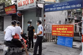Một chốt kiểm tra tại địa bàn khu dân cư số 6, phường Quỳnh Mai, quận Hai Bà Trưng. (Ảnh: TTXVN)