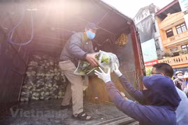 Nhiều người dân và tổ chức chung tay thu mua, tiêu thụ nông sản từ các vùng chịu ảnh hưởng bởi dịch COVID-19. (Ảnh: Minh Sơn/Vietnam+)