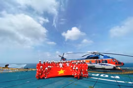 Lãnh đạo Petrovietnam và người lao động Dầu khí với Hành trình Mùa Xuân từ những giếng dầu tại giàn Hải Thạch-PQP. Công trình dầu khí xa đất liền nhất trên biển Đông. (Ảnh: Vietnam+)