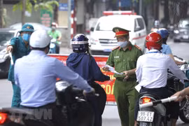Việc kiểm tra giấy đi đường không phải để phạt người dân mà làm căn cứ để phát hiện và xử lý trách nhiệm đối với cơ quan, đơn vị chưa thực hiện nghiêm chỉ đạo của thành phố. (Ảnh: TTXVN)