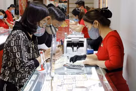 Khách hàng giao dịch vàng miếng. (Ảnh: TTXVN)