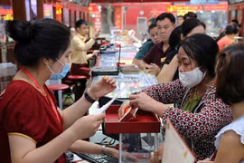 Khách hàng giao dịch vàng miếng. (Ảnh: TTXVN)
