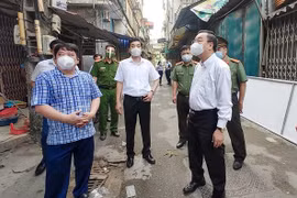 Chủ tịch thành phố Hà Nội kiểm tra công tác phòng chống dịch bệnh tại quận Thanh Xuân. (Ảnh: PV/Vietnam+)