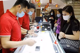 Khách hàng giao dịch vàng miếng. (Ảnh: TTXVN)