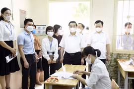 Chủ tịch UBND thành phố Hà Nội kiểm tra tại điểm thi Trường THCS Bế Văn Đàn, quận Đống Đa. (Ảnh: PV/Vietnam+)