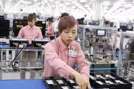 Xuất khẩu điện thoại và linh kiện tăng 11,9% so với cùng kỳ năm trước. (Ảnh: TTXVN)