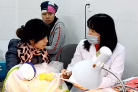 Miền Bắc liên tiếp đón những đợt không khí lạnh tăng cường gây rét đậm, rét hại, nên số bệnh nhân đến các cơ sở y tế ở Hà Nội khám, điều trị tăng cao. (Ảnh: Dương Ngọc/TTXVN)