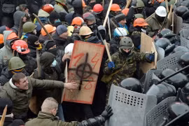 Xung đột giữa cảnh sát và người biểu tình tại Kiev. (Ảnh: AFP/TTXVN)