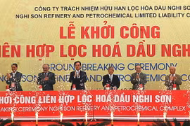 Thủ tướng Nguyễn Tấn Dũng và các đại biểu phát lệnh khởi công Khu Liên hợp lọc hóa dầu Nghi Sơn. (Ảnh: Huy Hùng/TTXVN)