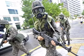 Binh sỹ Hàn Quốc đeo mặt nạ phòng độc trong một cuộc diễn tập ở Seoul. (Ảnh: AFP/TTXVN)