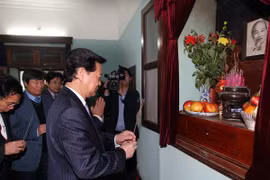 Thủ tướng dâng hương tưởng niệm Chủ tịch Hồ Chí Minh