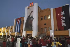 Người dân Cuba bên ngoài trại lính Moncada nay trở thành địa điểm lịch sử của cách mạng Cuba. (Nguồn: Reuters)
