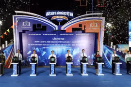 Đại biểu thực hiện nghi thức khai mạc Ngày Sách. (Ảnh: Hồng Giang/TTXVN.)