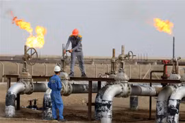 Công nhân làm việc tại một cơ sở khai thác dầu ở thị trấn Nasiriyah, Iraq. (Ảnh: AFP/TTXVN)