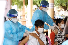 Nhân viên y tế tiêm vaccine phòng COVID-19 cho người dân tại Phnom Penh, Campuchia. (Ảnh: THX/TTXVN)