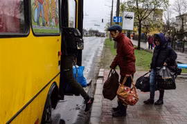 Người dân lên xe buýt sơ tán khỏi Severodonetsk, vùng Donbass, Ukraine, ngày 13/4. (Ảnh: AFP/TTXVN)