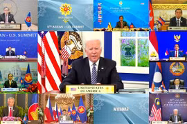 Tổng thống Mỹ Joe Biden (giữa) dự Hội nghị cấp cao ASEAN-Mỹ lần thứ 9 theo hình thức trực tuyến, ngày 26/10/2021. (Ảnh: AFP/TTXVN)