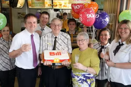 Cụ ông 90 tuổi vẫn hăng say làm nhân viên cho hãng McDonald 
