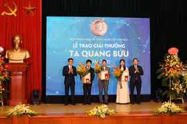 Ba nhà khoa học được nhận giải thưởng Tạ Quang Bửu năm 2020. (Ảnh: PV/Vietnam+)