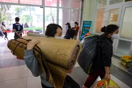 Ban quản lý tại đây cho biết hiện có 1.500 sinh viên ở cả 5 toà. Ban quản lý đang tiến hành dồn sinh viên sang toà nhà D1, D2. (Ảnh: Minh Sơn/Vietnam+)