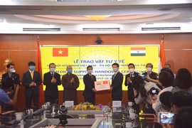 Bộ trưởng Bộ Thông tin và Truyền thông Nguyễn Mạnh Hùng đã trao tặng 100.000 khẩu trang cho Đại sứ đặc mệnh toàn quyền Ấn Độ tại Việt Nam Pranay Verma. (Ảnh: PV/Vietnam+)