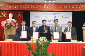 Cục Viễn thông chủ trì cùng 3 doanh nghiệp Viettel, VNPT và MobiFone ký thỏa thuận dùng chung cơ sở hạ tầng. (Ảnh: Bộ Thông tin và Truyền thông)
