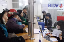 Giao dịch tại BIDV. (Nguồn: TTXVN).