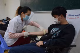 Ngày hội hiến máu tình nguyện thu hút đông đảo sinh viên, cán bộ tham gia. (Ảnh: Văn Dũng/TTXVN)